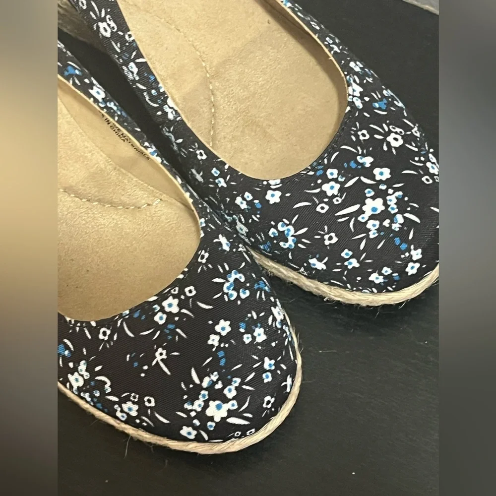 New with tags BareTraps Danny Blue Floral Espadrilles size 6.5